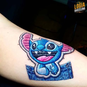 tatuaje_brazo_stitch_logia_barcelona_duda_lozano 